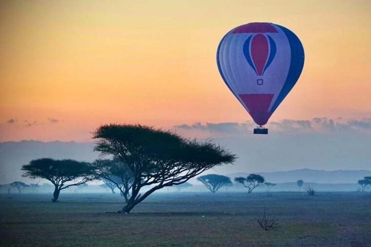 Wschód słońca na pustyni oglądany z lotu balonem